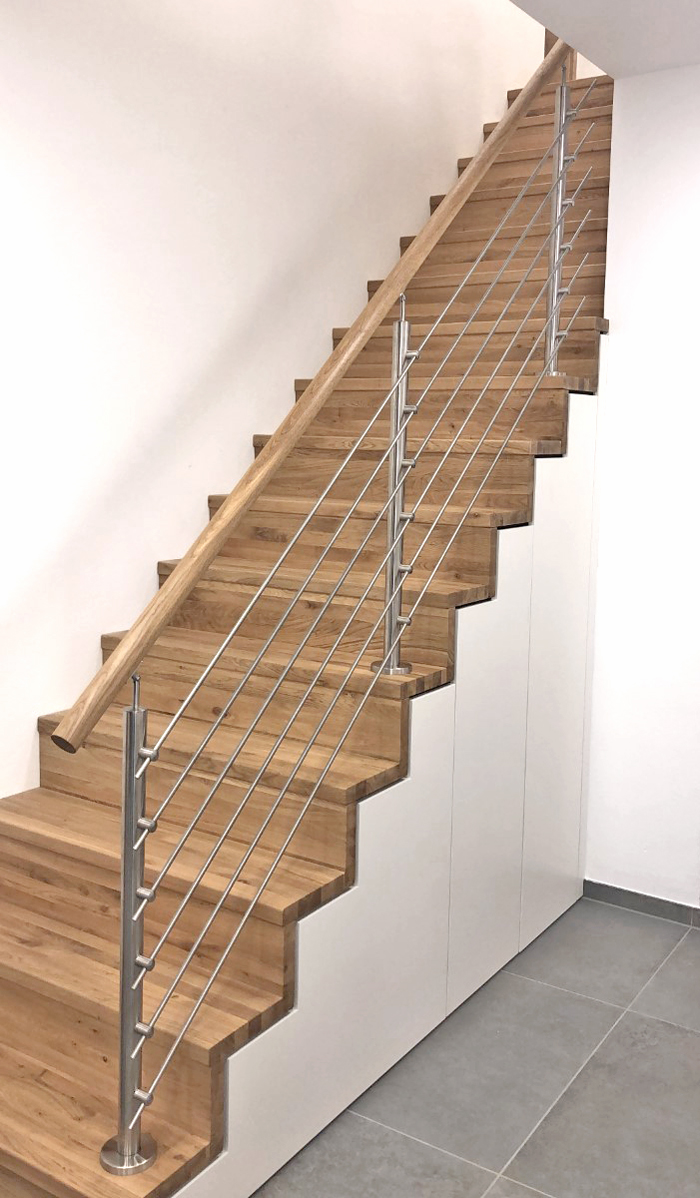 aufgesetztes Edelstahl Treppengeländer mit Holzhandlauf