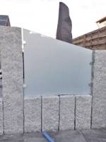 Sichtschutz Terrasse mit Granit und Glas