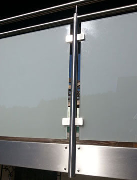 Geländerpfosten mit quadratischen Glashaltern