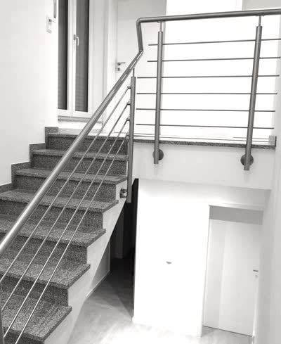 Treppen-Geländer mit Edelstahlrohren