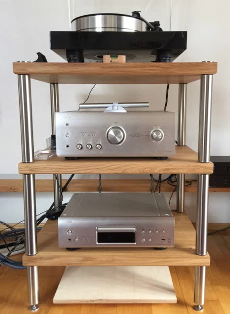 Hifi-Rack mit Edelstahlrohren und Endkappen