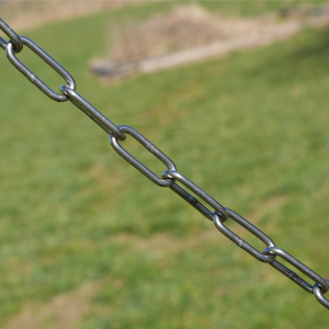 Rundstahlkette langgliedrig mit 2 mm wurde in einem Garten montiert