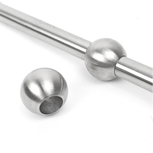 Edelstahl Vollkugel 20 mm mit Durchgangs-Bohrung auf Edelstahlstab aufgesteckt
