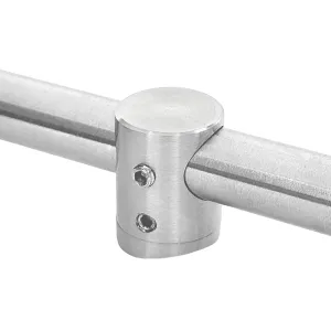 Montierter Querstabhalter mit 12 mm Durchgangsbohrung und Ansatz für 42,4 mm Rohre