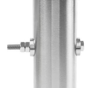 Montagebeispiel der Spannschraube an einem 48,3 mm Pfosten für Seilspanner
