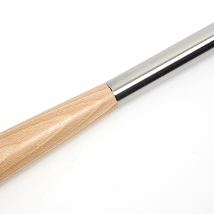 Detail bauchige Treppensprosse Edelstahl - Buche Holz