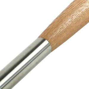 Detailbild der Treppensprosse mit dem Übergang zwischen Holz und Edelstahl