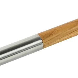 Detailbild der Treppensprosse vom Übergang zwischen Holz und Edelstahl