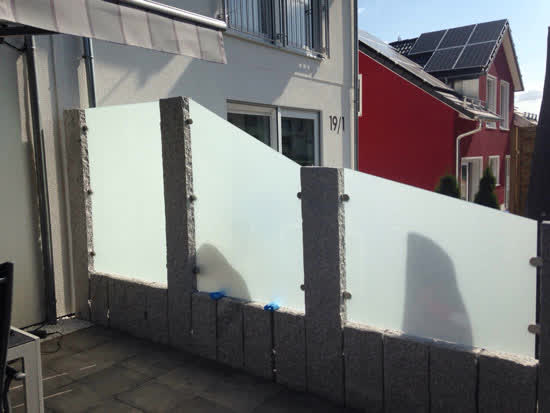 Sichtschutzwand aus Glas und Granit